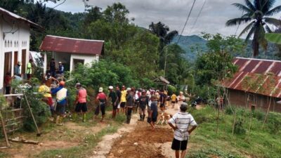 Tidak Diperhatikan Pemda Sinjai Tutup Mata Terkait Jalanan Rusak, Masyarakat Inisiatif Perbaiki Jalan Dengan Cara Swadaya