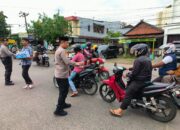 Semangat kepedulian dan kebersamaan di bulan suci Ramadhan personel Polsek Tallo  berbagi Takjil