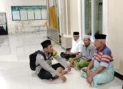 Kedekatan Aipda Arsyad dengan warga saat menyampaikan pesan kamtibmas