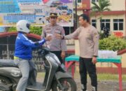 Ramadhan Berbagi, Polsek Tamalate Bagi Takjil kepada Pengendara