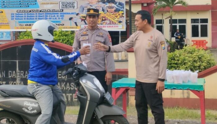 Ramadhan Berbagi, Polsek Tamalate Bagi Takjil kepada Pengendara
