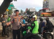 Jelang Buka Puasa, Kapolsek Rappocini Berbagi Takjil Kepada Pengguna Jalan