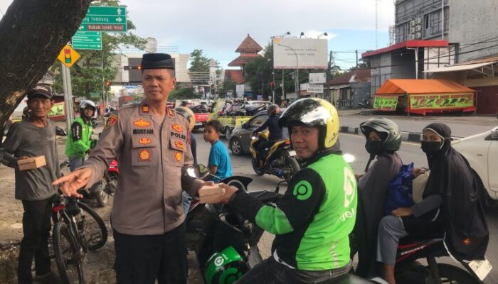 Jelang Buka Puasa, Kapolsek Rappocini Berbagi Takjil Kepada Pengguna Jalan