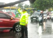 Personel Lantas Polsek Biringkanaya Lakukan Pengaturan Lalu Lintas Cegah Kemacetan