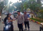 Kapolsek Tamalanrea Pimpin Aksi Berbagi Takjil kepada Warga