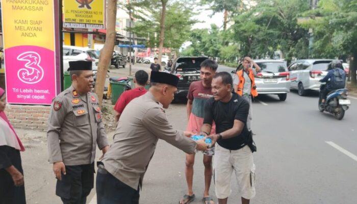 Berkah Ramadhan, Polsek Panakkukang Bagi-Bagi Takjil Ke Pengguna Jalan
