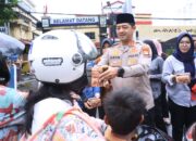 Ramadhan Berkah, Kapolrestabes Makassar Bagi-bagi Takjil kepada Pengendara