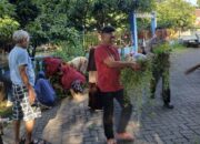 Bhabinkamtibmas Kelurahan Tallo gotong royong besama warga bersihkan lingkungan sekitar