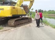 Sempat Bersenggolan, Mobil Terjun ke Kanal Saat Hindari Sampah di Jalan Kanal Waduk Bangkala