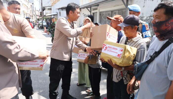 Sambut Hari Bhayangkara ke-79, Polrestabes Makassar Gelar Bakti Sosial dan Salurkan Ribuan Paket Sembako