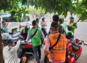 Satlantas Polrestabes Makassar Bagikan Brosur dan Himbauan Kamseltibcarlantas kepada Driver Ojol dan Bajaj