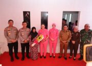 Hari Bhayangkara ke-79, Kapolda Sulsel dan Kapolrestabes Makassar Serahkan Rumah Hasil Renovasi kepada Warga