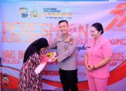 Sambut HUT Bhayangkara ke-79, Kapolda Sulsel Serahkan Bantuan Bedah Rumah di Makassar