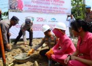 Kapolrestabes Makassar Bersama Ketua Bhayangkari Cabang Tabes Makassar Melakukan Peletakan Batu Pertama Pembangunan Posyandu Kemala