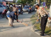 Sinergi Polisi dan Warga, Bersihkan Jalan Demi Keselamatan Pengendara