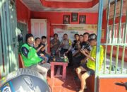 Bhabinkamtibmas Polsek Tallo Kelurahan La’latang, Aipda Hendro, melakukan silaturahmi dengan tokoh pemuda dan masyarakat