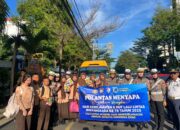 HUT Lalu Lintas ke-70, Polisi Sapa Siswa dengan Snack dan Bunga di Bus Sekolah