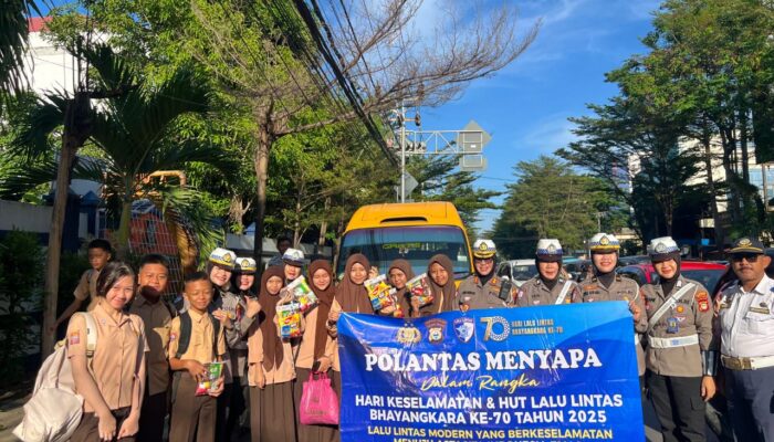 HUT Lalu Lintas ke-70, Polisi Sapa Siswa dengan Snack dan Bunga di Bus Sekolah