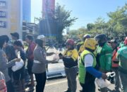 Sambut HUT Lalu Lintas ke-70, Satlantas Polrestabes Makassar Bagi-Bagi Sembako dan Edukasi Keselamatan