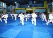 Kapolrestabes Makassar Latihan Bersama dan Serahkan Ijazah Karateka INKANAS