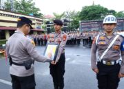 Kapolrestabes Makassar Pimpin Upacara PTDH dan Berikan Penghargaan kepada Personel Berprestasi