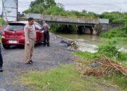 Kapolsek Biringkanaya Cek Kondisi Debit Air Sungai Biring Je’ne, Imbau Warga Waspada