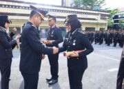 Kapolrestabes Makassar Pimpin Upacara Penganugerahan Tanda Kehormatan Satyalancana