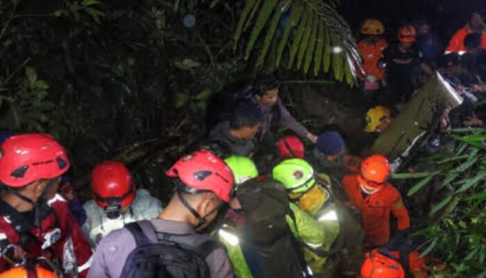 Kodam XIV/Hasanuddin yang tergabung dalam Tim Sar Temukan 6 Jenazah Korban Pesawat ATR di Gunung Bulusaraung