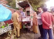 Bhabinkamtibmas Dampingi Kelurahan Tertibkan PKL di Jalan AMD Borong Jambu
