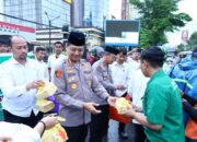 Tebar Kebaikan, Polrestabes Makassar Bagikan Takjil Gratis