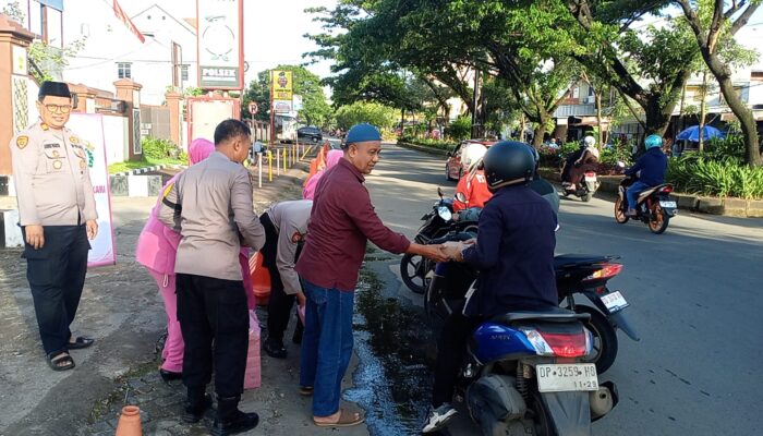 Aksi Berbagi Takjil Digelar Polsek Biringkanaya Bikin Takjub Pengguna Jalan