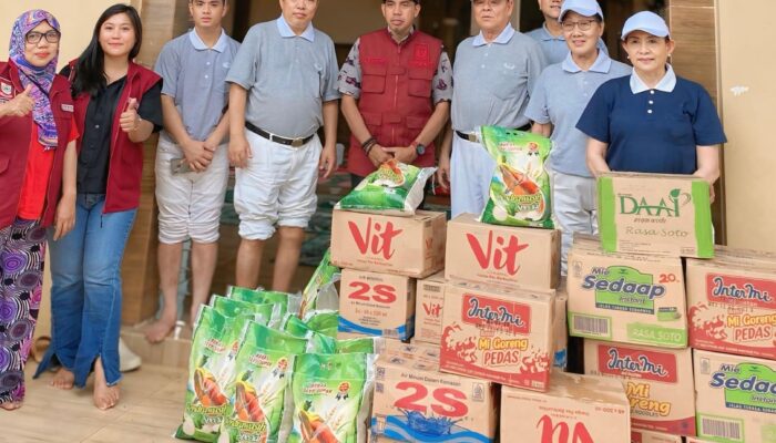 Yayasan Buddha Tzu Chi Sambangi Warga Terdampak Banjir di Manggala dan Serahkan Bantuan Paket Sembako