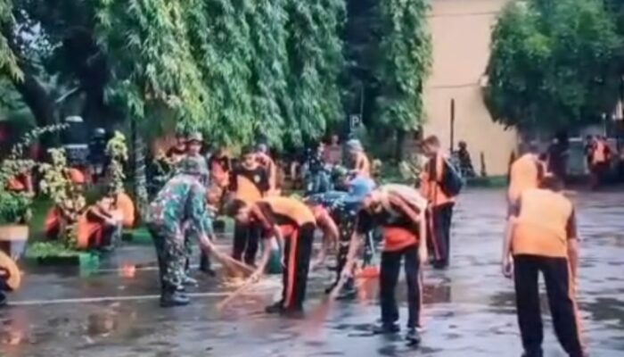 Tindak Lanjut Instruksi Presiden, TNI AD Khususnya Koramil 02 Kecamatan Tallo Berkolaborasi dengan SMK Negeri 5 Makassar Nyatakan Perang terhadap Sampah