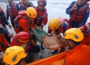 Polsek Tamalate Bersama Tim SAR Gabungan Evakuasi Korban Tenggelam di Pantai Bosowa