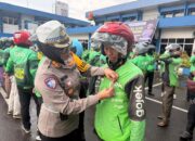 Satlantas Polrestabes Makassar Ikuti Apel Ojol Kamtibmas, Bagikan Helm kepada Pengemudi
