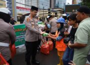 Kapolrestabes Makassar Bagi Bagi Takjil Jelang Berbuka Puasa