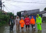 Kapolsek Biringkanaya Bagikan Takjil kepada Pengungsi, Cek Debit Air Sungai Biring Jene