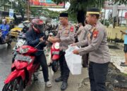 Berkah Ramadan, Kapolsek Rappocini Bagikan Takjil kepada Pengguna Jalan