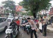 Personel Polsek Rappocini Bagikan 50 Bungkus Takjil kepada Tahanan dan Pengguna Jalan