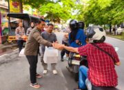 Personel Polsek Panakkukang Bagikan 60 Dos Takjil kepada Tahanan dan Warga Melintas di Depan Polsek