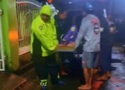Bhabinkamtibmas Polsek Manggala Evakuasi Warga Sakit di Tengah Banjir