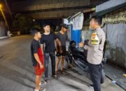 Bhabinkamtibmas Polsek Tallo Edukasi Remaja soal Kamtibmas Saat Patroli di Jalan Teuku Umar