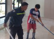 Bhabinkamtibmas Katimbang Bersama Warga Gotong Royong Bersihkan Masjid Pasca Banjir