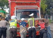Cegah Kemacetan, Polisi Bantu Evakuasi Truk Mogok di Jalanan