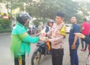 Bhabinkamtibmas Kassi-Kassi Bersama Ketua RW dan RT Berbagi Takjil di Jl. Hertasning