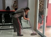 Personel Polsek Biringkanaya Gelar Jumat Bersih, Ciptakan Lingkungan Kerja Nyaman