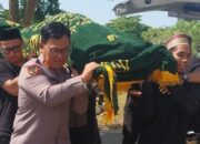Kapolsek Biringkanaya Ikut Mengantar dan Mengusung Jenazah Warga Hingga ke Pemakaman 