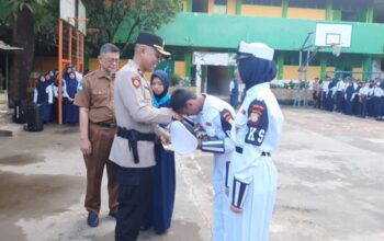 Police Go To School, Kapolsek Tamalate Serahkan Penghargaan PKS, Dorong Siswa Jadi Generasi Disiplin