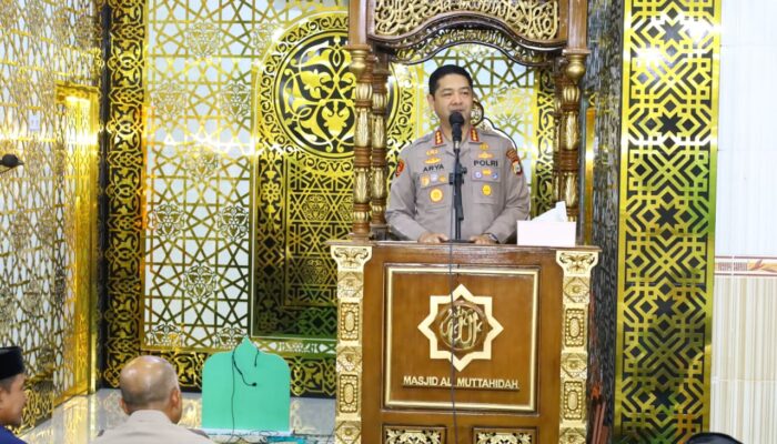 Kebersamaan di Masjid, Polisi dan Warga Barombong Perkuat Ukhuwah dan Kamtibmas