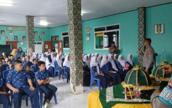Police Go To School, Kapolsek Makassar Edukasi Pelajar Bijak Bermedsos